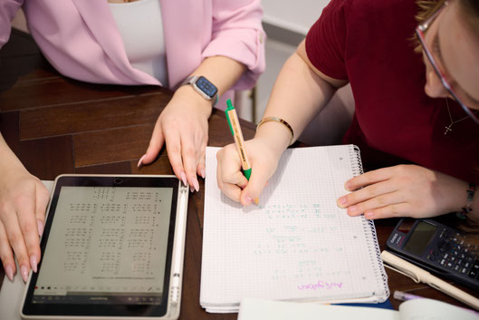 Schüler schreiben etwas auf Papier